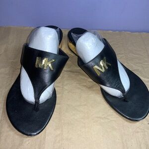 MICHAEL MICHAEL KORS Deanna black leather thong Sandals Sz 7.5 goldtone accents